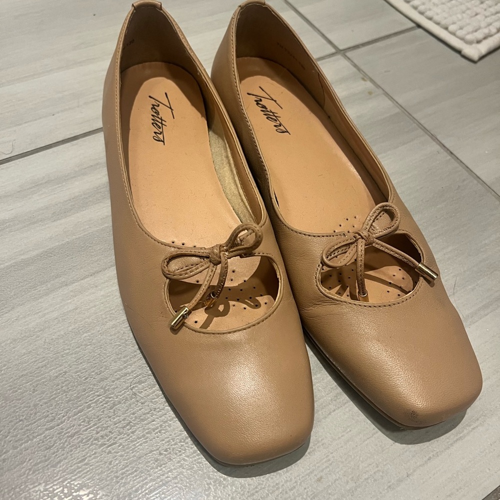 Trotters Women's Beige Leather Loafers